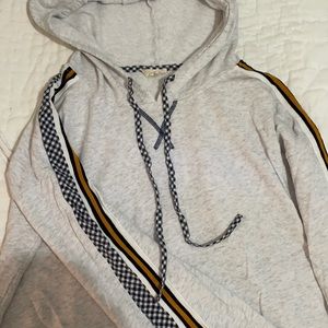 Trendy hooded sweater with decorative sleeves